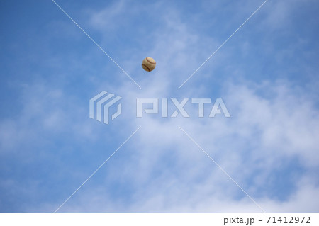 秋空高く飛ぶボール 秋空高く飛ぶボール 71412972