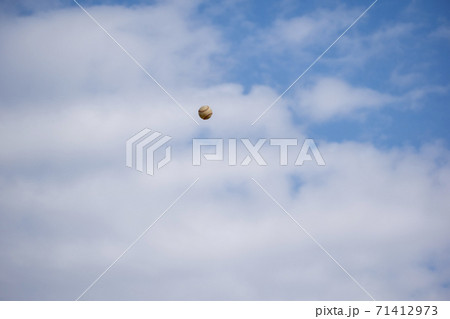 秋空高く飛ぶボール 秋空高く飛ぶボール 71412973