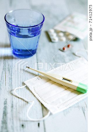 体温計と使い捨てマスクと薬、ヘルスケア医療イメージ 71412975