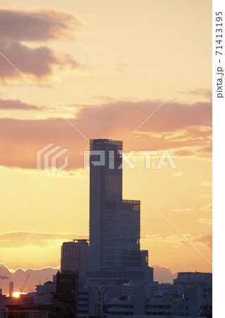 俊徳道駅付近から撮影した阿倍野ハルカスと夕景 俊徳道駅付近から撮影した阿倍野ハルカスと夕景 71413195