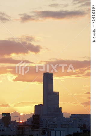 俊徳道駅付近から撮影した阿倍野ハルカスと夕景 71413197