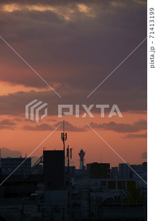 俊徳道駅付近から撮影した通天閣と夕景 俊徳道駅付近から撮影した通天閣と夕景 71413199