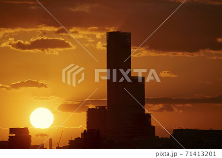 俊徳道駅付近から撮影した阿倍野ハルカスと夕景 俊徳道駅付近から撮影した阿倍野ハルカスと夕景 71413201