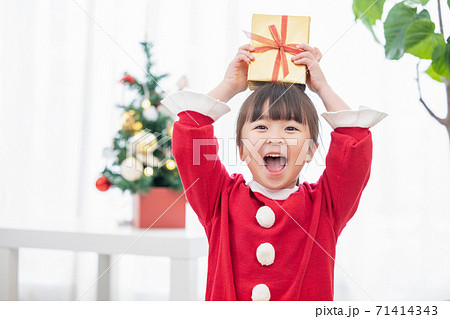 クリスマスプレゼントをもらって喜ぶ女の子 71414343