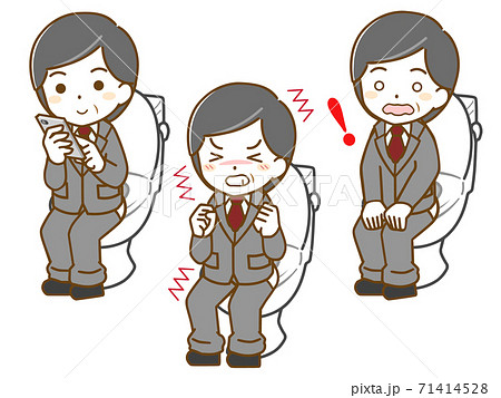 スーツを着た中年男性のトイレ 71414528