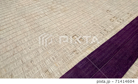 交換の適期を過ぎひどく傷んだ畳 71414604