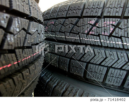 新品のスタッドレスタイヤ 新品のスタッドレスタイヤ 71416402