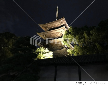 東寺 ライトアップされた夜の五重塔(京都) 東寺 ライトアップされた夜の五重塔(京都) 71416595