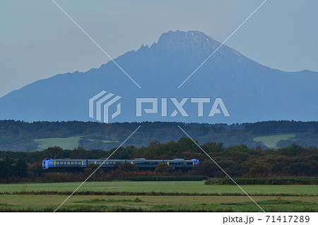 早朝の利尻富士と特急列車 早朝の利尻富士と特急列車 71417289