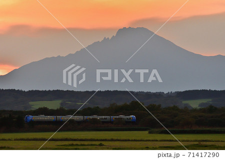 夕焼けの利尻島と特急列車 71417290