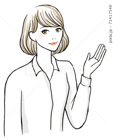 白いシャツを着て案内をする女性の上半身 71417540