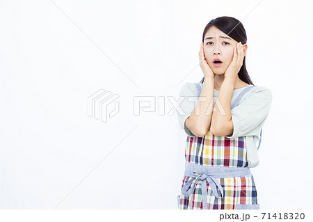 30代女性 白バック ポートレート 30代女性 白バック ポートレート 71418320
