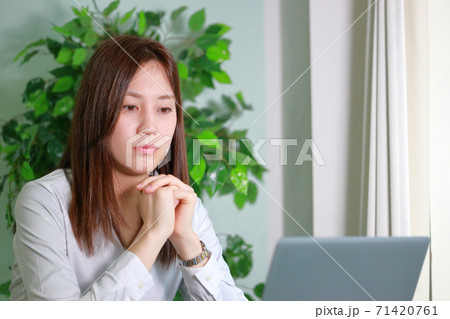 画面を見て茫然とした様子のビジネスウーマン 71420761