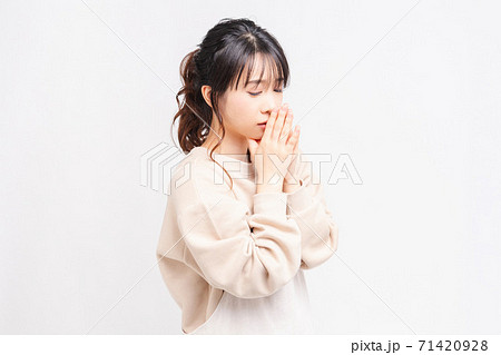 お願いのジェスチャーをする若い女性 お願いのジェスチャーをする若い女性 71420928