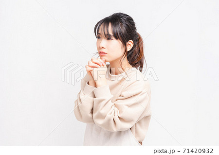お願いのジェスチャーをする若い女性 お願いのジェスチャーをする若い女性 71420932