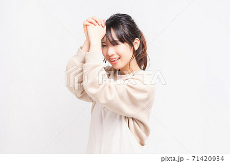 お願いのジェスチャーをする若い女性 お願いのジェスチャーをする若い女性 71420934