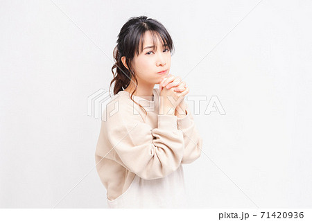 お願いのジェスチャーをする若い女性 お願いのジェスチャーをする若い女性 71420936