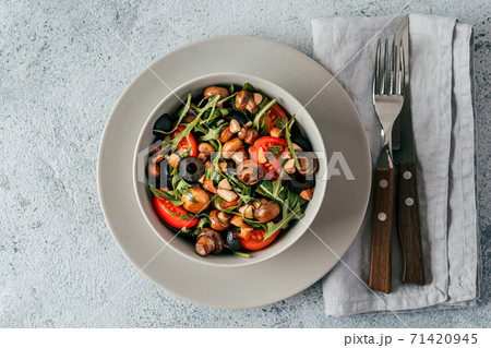 Salad with arugula, mini champignons 71420945