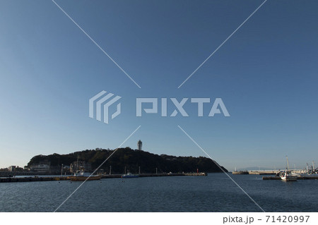 早朝の片瀬江の島 71420997