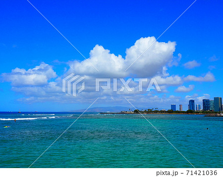 ハワイ・ホノルルの沖から見た海と空 71421036