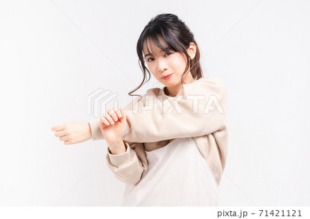 ストレッチをして腕を伸ばす若い女性 ストレッチをして腕を伸ばす若い女性 71421121
