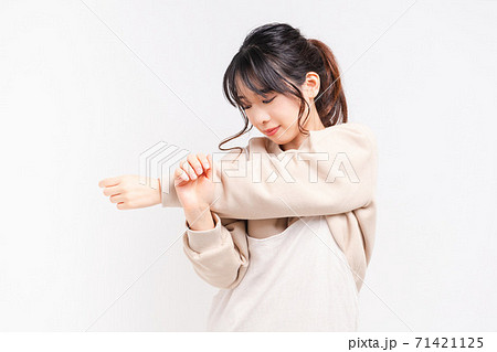 ストレッチをして腕を伸ばす若い女性の写真素材 [71421125] - PIXTA