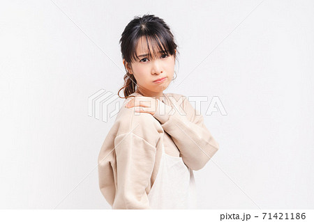 肩に手を当てる若い女性 71421186