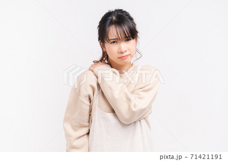 肩に手を当てる若い女性 71421191