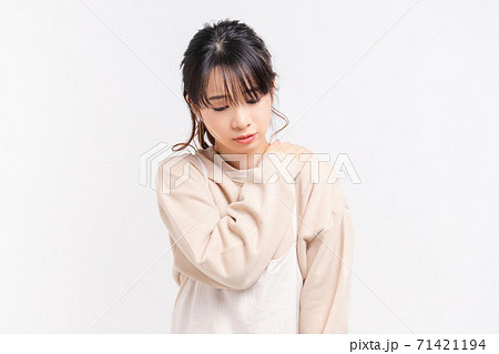 肩に手を当てる若い女性 肩に手を当てる若い女性 71421194