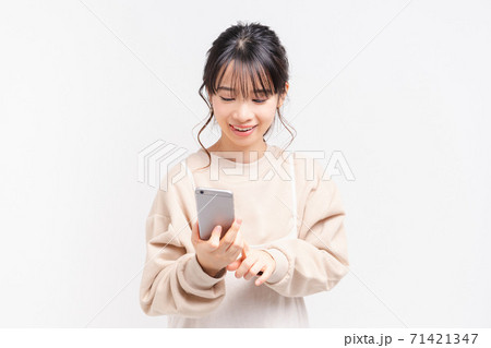 スマホを操作する若い女性 スマホを操作する若い女性 71421347