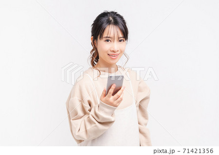 スマホを操作する若い女性 スマホを操作する若い女性 71421356
