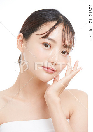 白背景の若い女性のビューティーポートレート 白背景の若い女性のビューティーポートレート 71421876