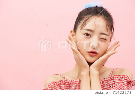かわいい女の子のカジュアルなビューティーポートレート (ピンク背景) かわいい女の子のカジュアルなビューティーポートレート (ピンク背景) 71422273