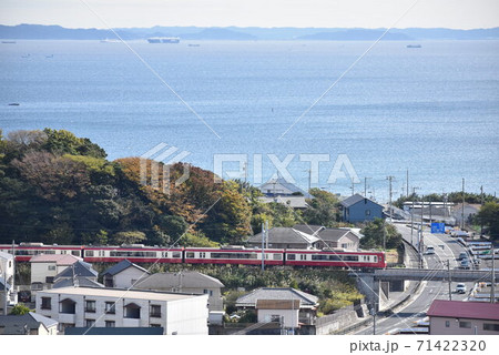 【京急線】東京湾をバックに走る京急2100形電車 71422320