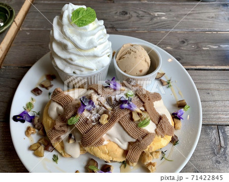 たっぷりクリームのマロンパンケーキ たっぷりクリームのマロンパンケーキ 71422845