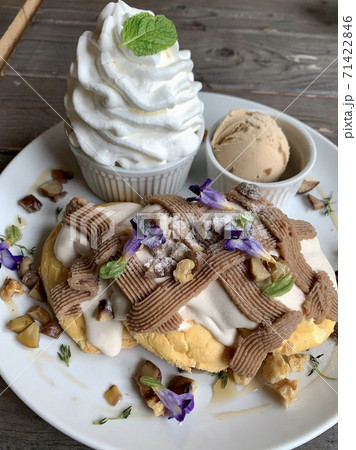 たっぷりクリームのマロンパンケーキ たっぷりクリームのマロンパンケーキ 71422846