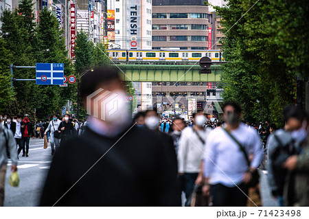 日本の東京都市景観 コロナ禍の東京・秋葉原。日曜日のこの日、マスク姿の人たちであふれた＝11月1日 71423498