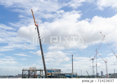 建設現場　重機　クレーン　工事 71423637