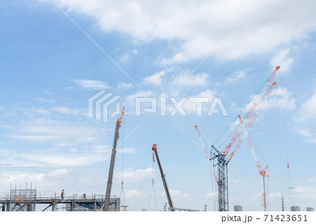建設現場　重機　クレーン　工事 71423651