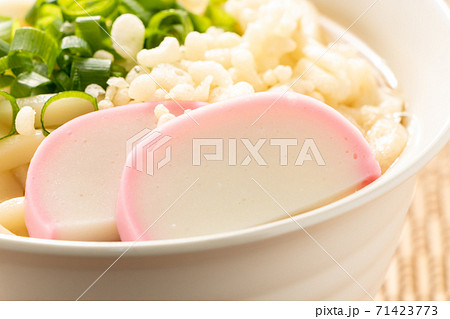 うどんに入れられたかまぼこ。 うどんに入れられたかまぼこ。 71423773