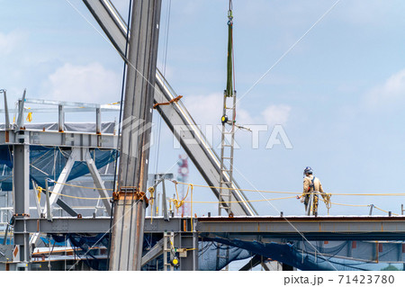 建設現場　工事現場　鉄骨工事　落下防止 71423780
