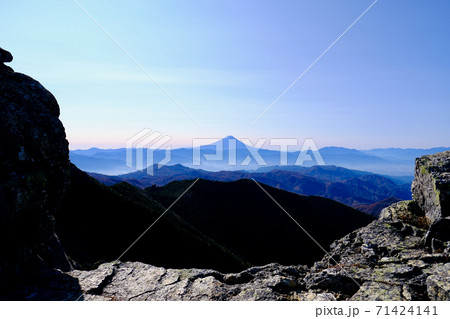 【長野】奥秩父連峰金峰山方面から見る富士山 71424141