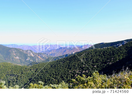 【長野】奥秩父連峰金峰山方面から見る秩父山系 71424560