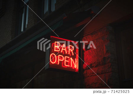 BAR OPENのネオン看板 71425025