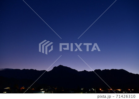 北杜市白州町、ブルーアワー星々が瞬き始める 71426310