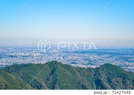 東京都　都立高尾陣場自然公園　景信山・山頂から都心方面の眺望 71427048