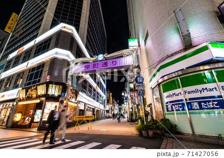 日本の東京都市景観 東京・上野。仲町通りなどを望む（夜景） 71427056