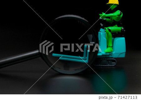 フォークリフトのフォーク部分を虫眼鏡で拡大して見る 71427113