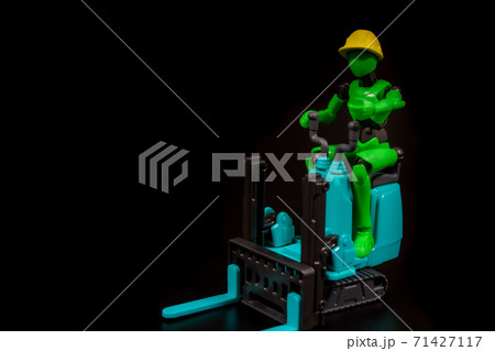 フォークリフトを運転する作業員 フォークリフトを運転する作業員 71427117