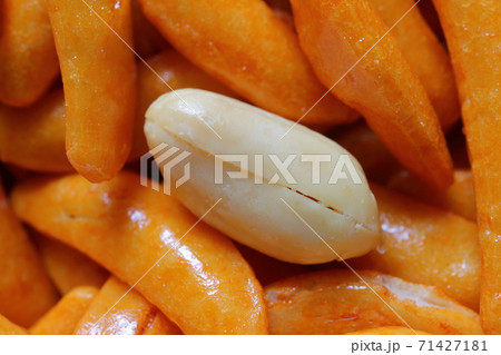 画面いっぱいの大量の柿の種と一粒のピーナッツ 柿ピー 画面いっぱいの大量の柿の種と一粒のピーナッツ 柿ピー 71427181